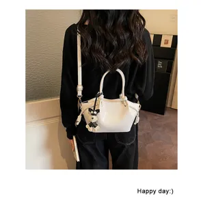 Sac cabas bandoulière en cuir PU blanc vue détaillée avec charmant pendentif de chiot