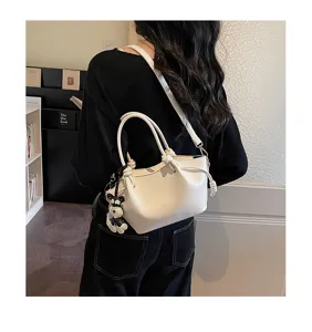 Sac à main blanc minimaliste vue détaillée, élégant sac panier avec nœud et joli charm.