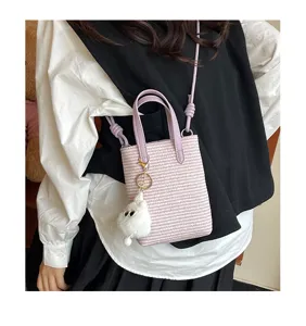 Modische koreanische Mini gewebte Eimertasche mit einem süßen Plüsch Anhänger für Damen.