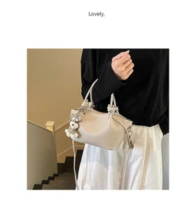 Sac à main élégant et décontracté bandoulière avec charmant pendentif de chien.