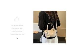 Détail de sac à bandoulière minimaliste en cuir PU montrant la sangle et le joli charm