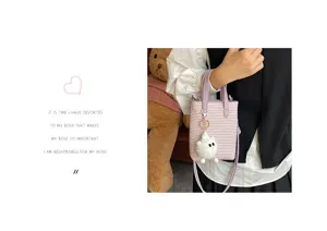 Koreanischer Mini-Webbeutel mit flauschigem Anhänger, süße Umhängetasche für Damen im Alltag.
