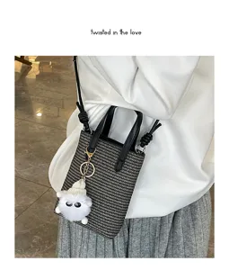 Koreanische Mini Eimer Tasche Hahnentritt Umhängetasche mit süßem Plüsch Anhänger für Damen.