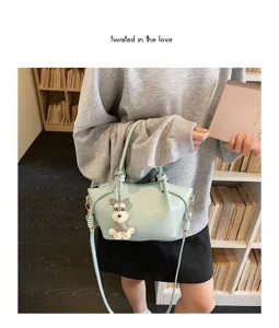 Sac bandoulière bleu clair minimaliste avec pendentif chien mignon pour un look quotidien.