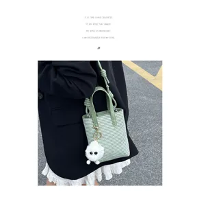 Modische kleine gewebte Eimertasche, süße Umhängetasche für Damen mit flauschigem Anhänger.