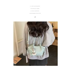 Sac seau vert clair chic avec joli pendentif chiot, sac bandoulière tendance pour femmes.