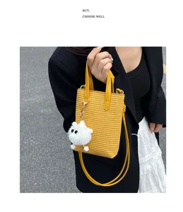 Modische gelbe geflochtene Mini-Eimer Tasche mit süßem weißem Plüsch-Anhänger, Umhängetasche.