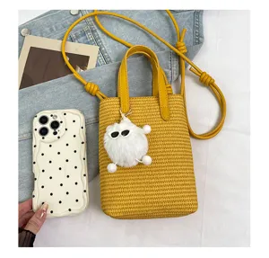 Modische gewebte Mini-Eimertasche mit niedlichem Plueschanhaenger, schlichte Umhaengetasche.