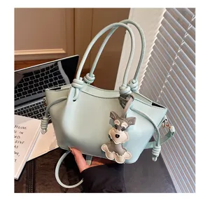 Sac à main bleu clair élégant avec charm adorable chien schnauzer et bandoulière chic.