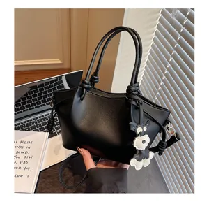 Sac à main bandoulière noir en cuir pour femme, fourre-tout chic avec charm.