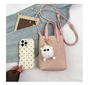 Rosa gewebte Mini-Eimer-Tasche Umhängetasche Handytasche mit süßem Plüsch-Sonnenbrillen-Anhänger.