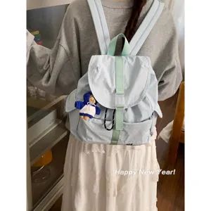 Zaino casual in nylon da donna, elegante borsa scolastica con ciondolo a forma di orsetto per viaggi.