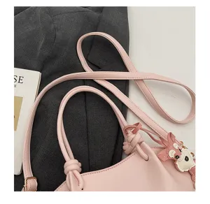 Vue détaillée d'un sac cabas d'épaule rose minimaliste élégant avec un pendentif.