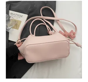 Vue détaillée du fond du sac à main en cuir PU rose, sac bandoulière polyvalent chic.