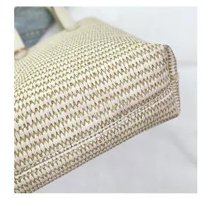 Detailansicht der beige gewebten Mini-Handtasche Textur und saubere Nahtverarbeitung.