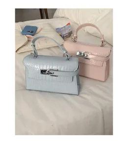 Schicke Krokodil-Muster Leder Umhängetasche, trendige Handtasche mit Metallverschluss Details.