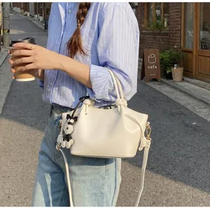 Sac à Main en Cuir PU pour Femmes Sac Bandoulière Minimaliste Décontracté Sac Cabas avec Détail de Nœud et Joli Pendentif