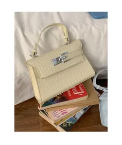 Elegante cremefarbene Handtasche mit Krokodilmuster und Metallverschluss fur Damen.