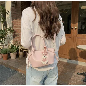 Sac a main rose elegante avec pendentif chien, fourre-tout minimalist polyvalent pour femme.