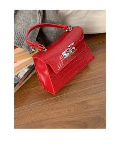 Detailansicht der roten Kroko-Muster Mode Kelly Handtasche mit Metallschloss und Griff.