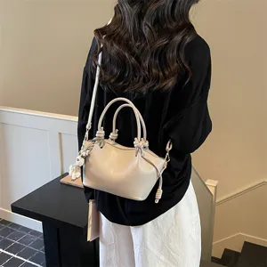 Sac a main minimaliste en cuir beige avec poignee noeud, sac bandouliere pour femmes.