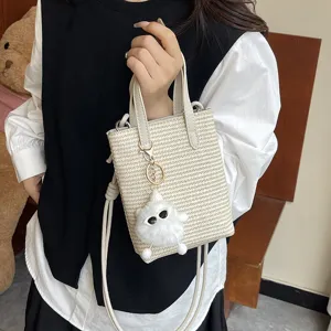 Modische koreanische Mini-Stroh-Einkaufstasche, Handtasche mit süßem flauschigen Anhänger.