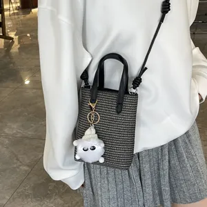 Koreanische Mode Mini Umhängetasche schwarz weiß gewebt mit süßem Plüsch Anhänger.