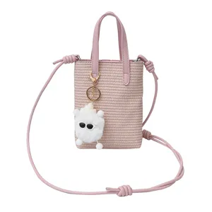 Roze stro mini handtas en schoudertas met handvat en schattige pluche accessoire