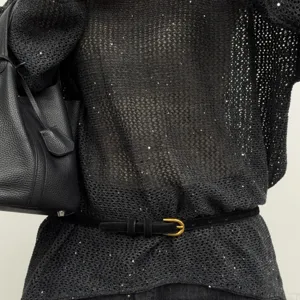 Cinturón fino de ante negro minimalista para mujer con elegante hebilla de hebilla dorada.