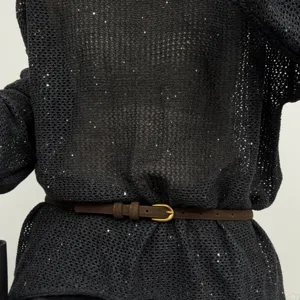 Delgada correa de terciopelo marrón con hebilla dorada, accesorio perfecto para vestidos y vaqueros.