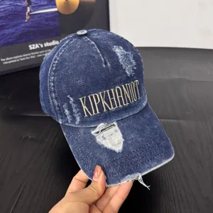 Detailaufnahme der destroyed Denim Baseballkappe mit stylischer Stickerei und Waschung.