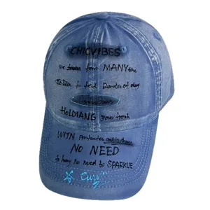 Verwaschene Jeans Baseballkappe mit Streetwear Graffiti Stickerei und coolen Buchstaben.
