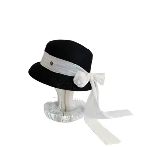 Elegante cappello a cloche nero con fiocco in nastro bianco stile Hepburn cappello da sole