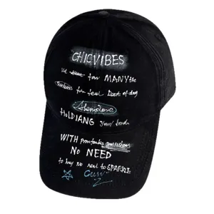 Schwarze Baseballkappe Detail mit coolen Streetwear Graffiti Textmustern und Schirm.
