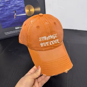 Gorra de béisbol naranja desgastada con bordado, ala ancha y ajuste profundo para mujer.