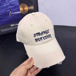 Gorra de béisbol de color beis desgastada con bonito bordado frontal y gran profundidad.