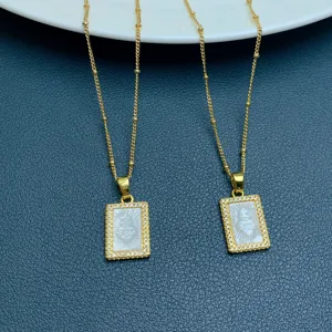 Collier carré en nacre dorée cœur sacré avec pendentif en zircone cubique étincelant pour femmes.
