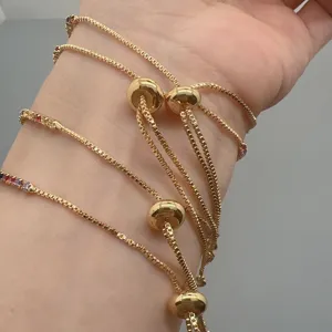 Gouden verstelbare multi-layer slider ketting armband met kleurrijke zirkonia stenen detail.