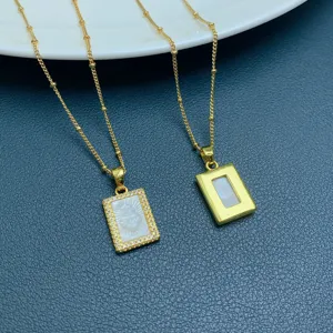 Vue détaillée du collier pendentif cœur en nacre carrée plaqué or avec zircons étincelants.