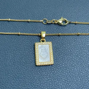 Vue détaillée d'un collier pendentif cœur en nacre carrée en argent 925 plaqué or.