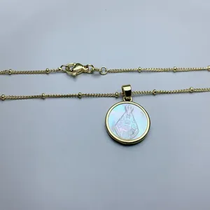 Collar de cadena dorada con colgante redondo de madreperla grabado para mujeres elegantes