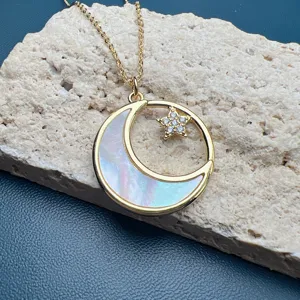 Magnifique collier plaque or avec pendentif lune en nacre et etoile en zircon brillant.