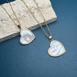 Primo piano dettagliato della collana con ciondolo di perle a cuore e cristalli scintillanti.