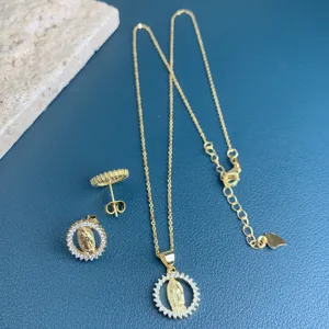 Vintage set kosmimaton gia gynaikes me chryso kolie kai omorfa lampera skoularikia.