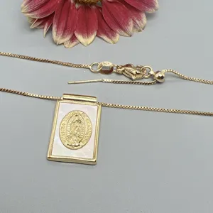 Collier chaîne plaqué or avec pendentif rectangulaire en nacre de Notre-Dame de Guadalupe.