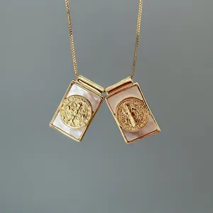 Collier vintage doré à double pendentif en coquillage et médaille de saint Benoît.