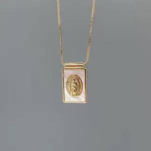 Collier chaîne dorée doté d'un pendentif rectangulaire en nacre avec beau relief.