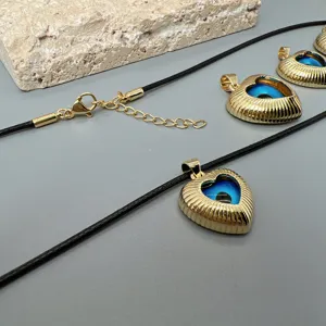 Vista dettagliata della collana con ciondolo malocchio cuore oro con cordino nero. Bijoux.