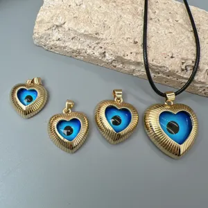 Set collana con ciondolo malocchio a cuore placcato oro, elegante gioiello con occhi blu.
