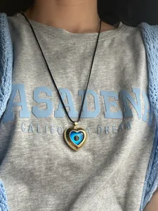 Collana con ciondolo a cuore malocchio da donna, elegante gioiello con occhio diabolico dorato.